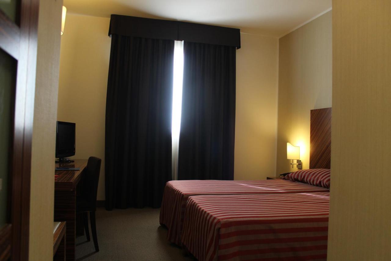 Mh Hotel Piacenza Fiera מראה חיצוני תמונה